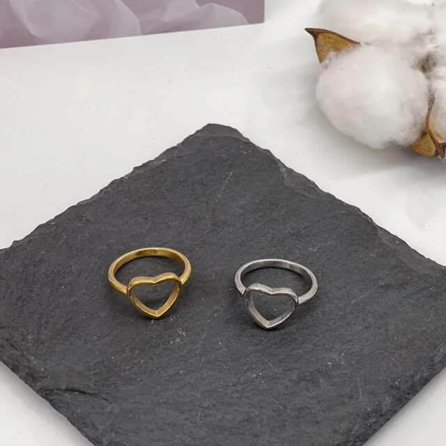 How to wear numerous precious stone rings?